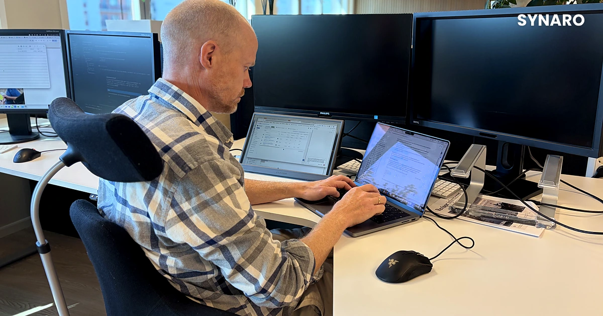 Chattegrensesnitt med en sponset annonse merket under et AI-generert svar