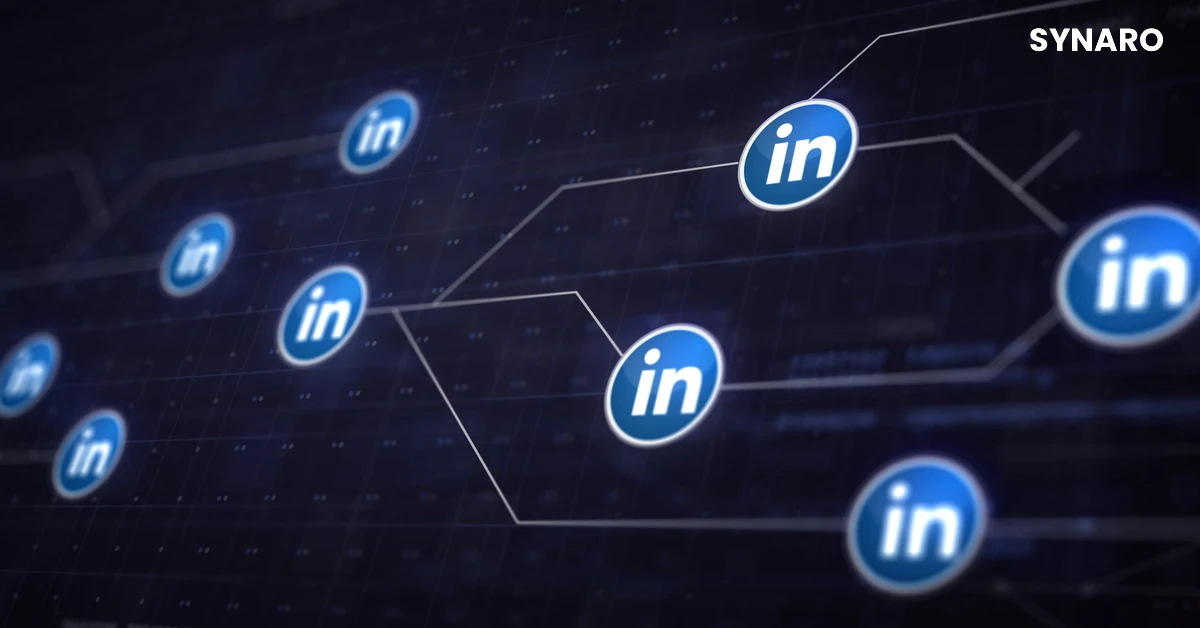 Person som skriver på laptop med LinkedIn-feed synlig på skjermen