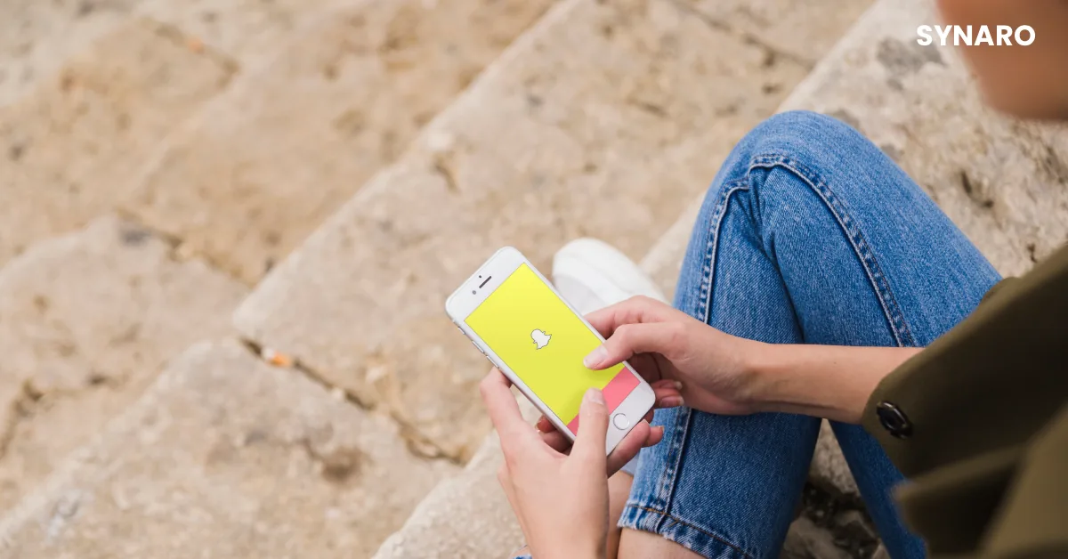 Mobiltelefon som viser en Snapchat-annonse med AR-filter